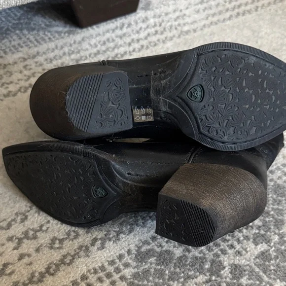 Ariat Women’s 7B Black Leather Ankle Booties - Picture 6 of 7